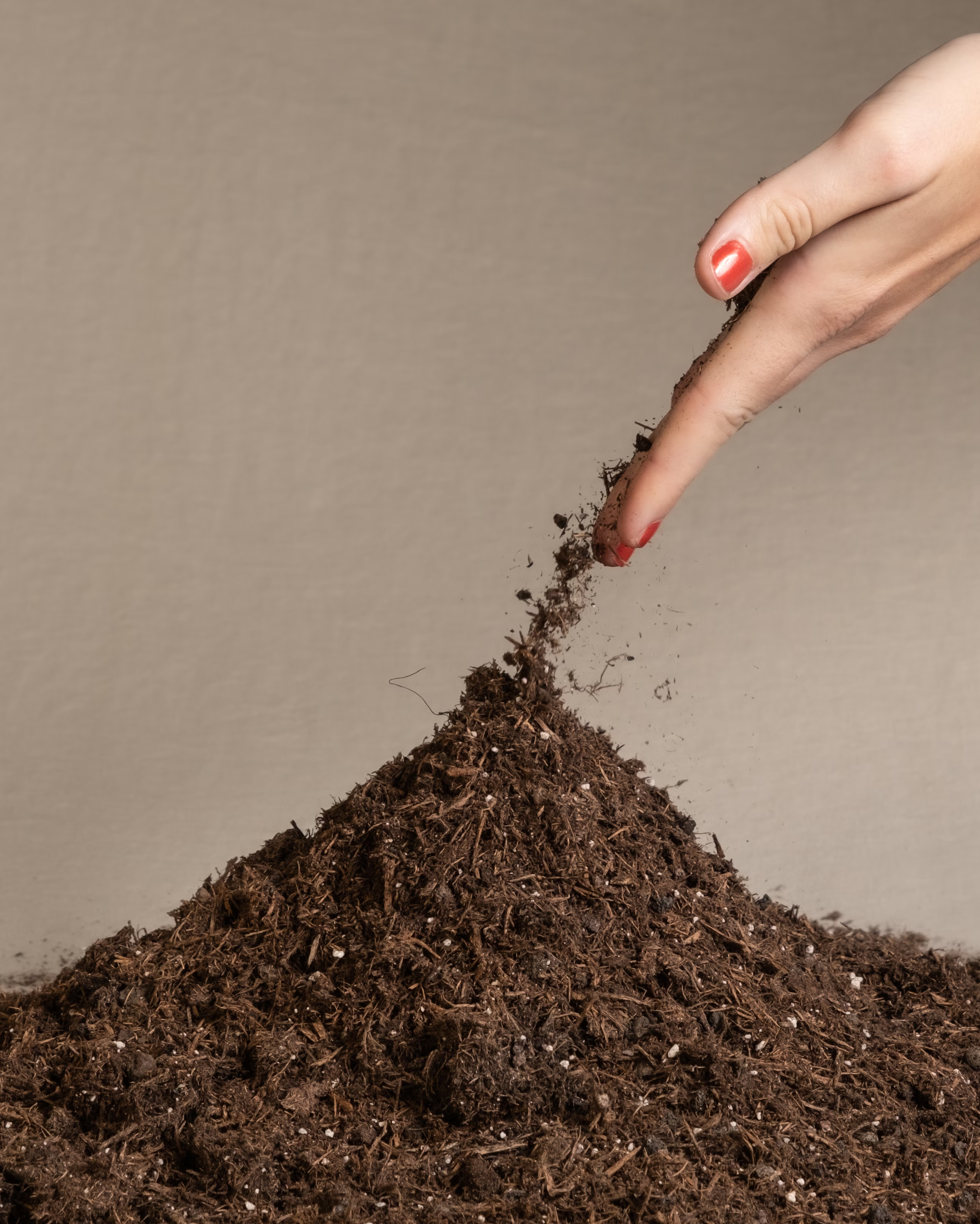 Diagram showing how compost improves water retention in sandy soil